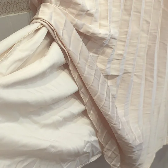 NWT VICI Full Pleated Maxi Skirt Ivory Satin Sheen, Elegant Neutral Flowy, Large - Picture 5 of 6